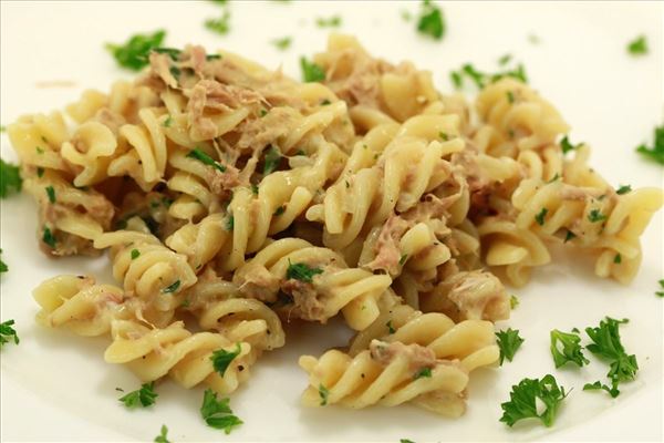 Thun in Pasta mit Petersilie und Knoblauch