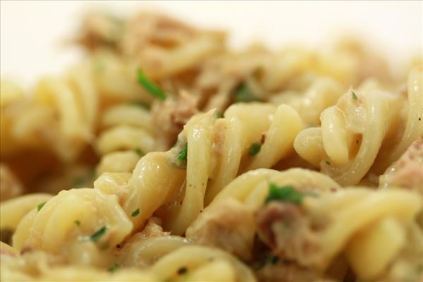 Thun in Pasta mit Petersilie und Knoblauch