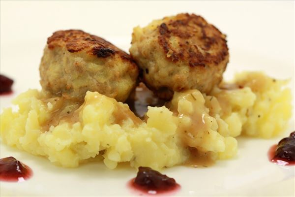 Schwedische Fleischbällchen mit Sauce und Kartoffeln