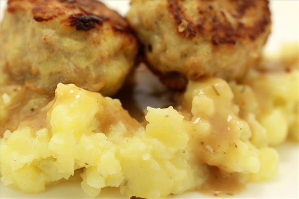 Schwedische Fleischbällchen mit Sauce und Kartoffeln