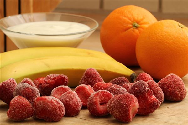 Fruchtsmoothie mit Erdbeere, Banane und Orange