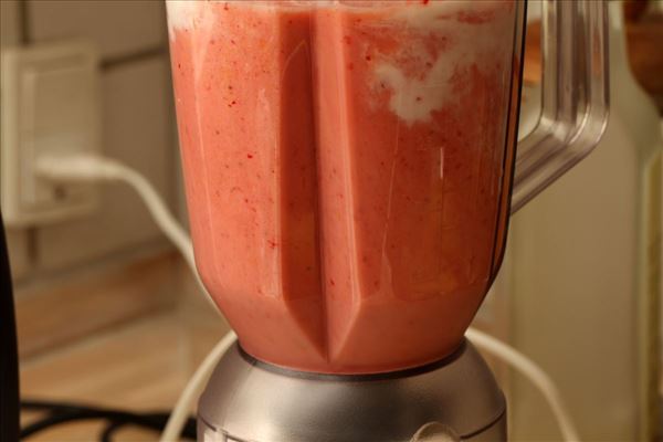 Fruchtsmoothie mit Erdbeere, Banane und Orange