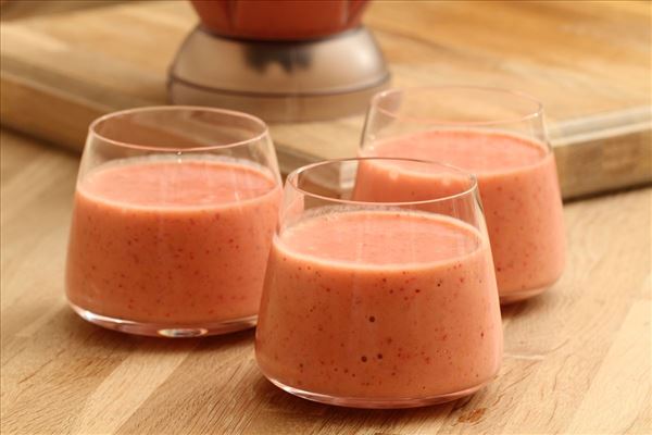 Fruchtsmoothie mit Erdbeere, Banane und Orange