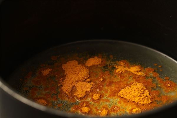 Hähnchen in Curry mit Rosinen und Ananas