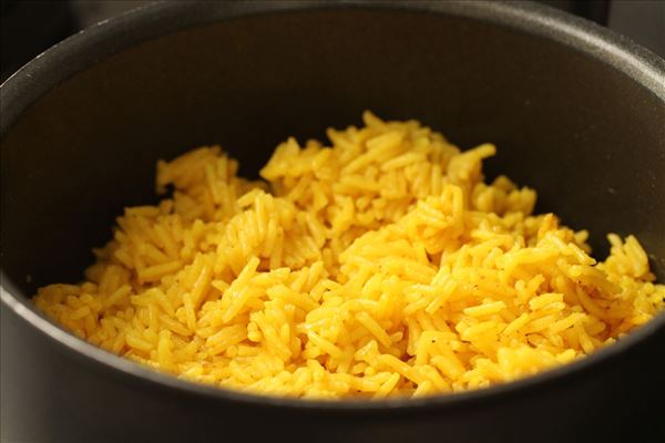 Hähnchen in Curry mit Rosinen und Ananas