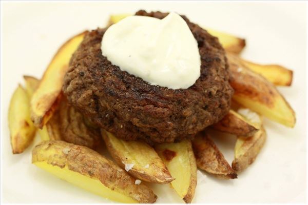 Steak und Pommes mit Knoblauchdip