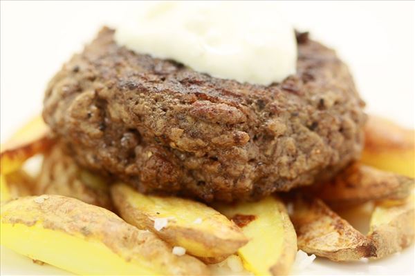 Steak und Pommes mit Knoblauchdip