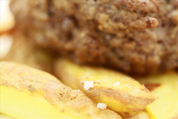 Steak und Pommes mit Knoblauchdip