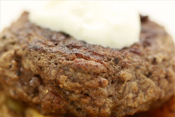 Steak und Pommes mit Knoblauchdip