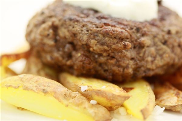 Steak und Pommes mit Knoblauchdip