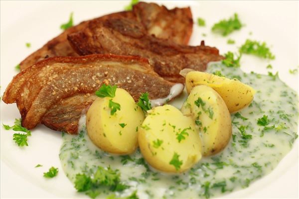 Gebratener Schweinebauch mit Kartoffeln und Petersiliensauce