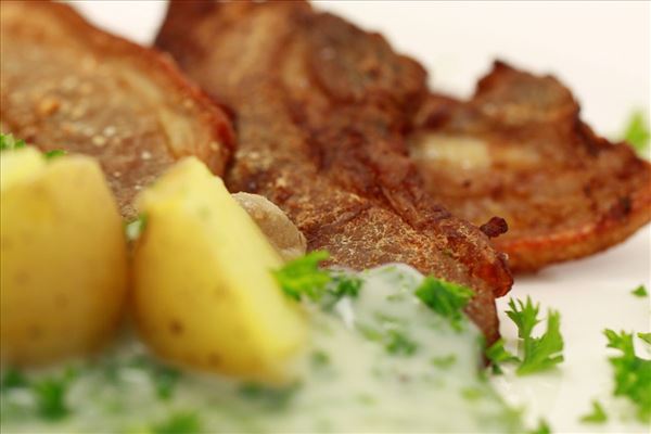 Gebratener Schweinebauch mit Kartoffeln und Petersiliensauce