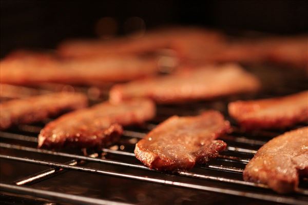 Gebratener Schweinebauch mit Kartoffeln und Petersiliensauce