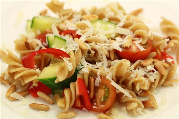 Pastasalat mit Pinienkernen und geriebenem Parmesan