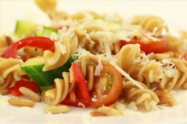 Pastasalat mit Pinienkernen und geriebenem Parmesan