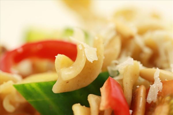 Pastasalat mit Pinienkernen und geriebenem Parmesan