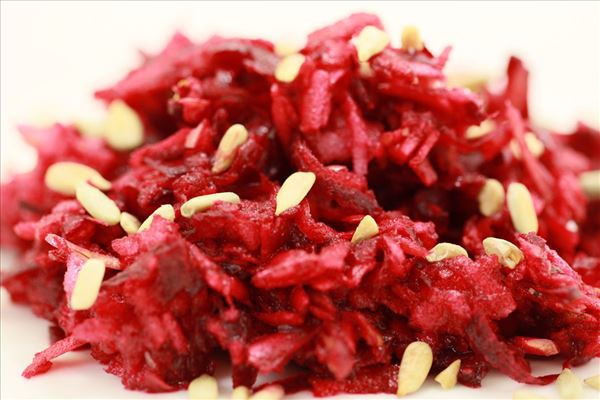 Rote-Bete-Salat mit Äpfeln und Sonnenblumenkernen