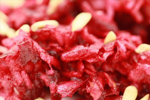 Rote-Bete-Salat mit Äpfeln und Sonnenblumenkernen