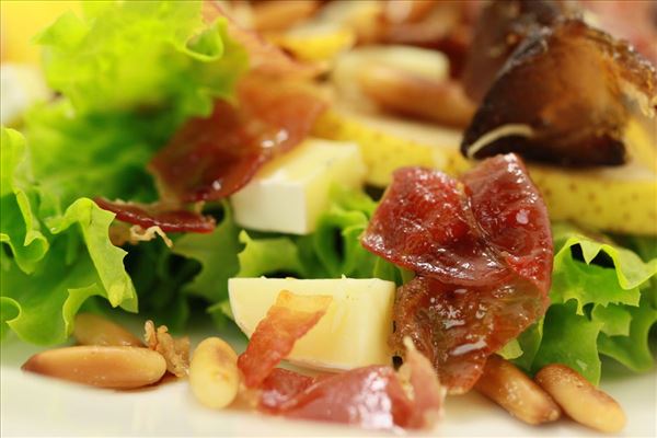 Salat mit Datteln und Blauschimmelkäse