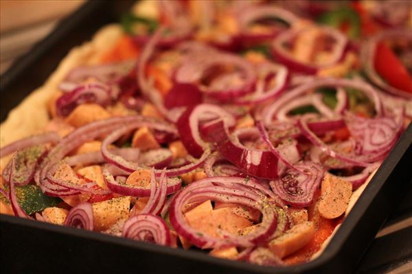 Deep-pan Pizza mit Paprika und Würstchen