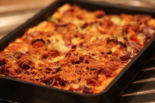 Deep-pan Pizza mit Paprika und Würstchen