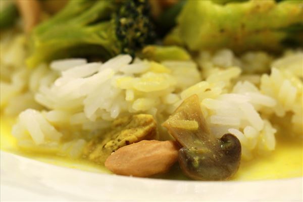 Hähnchen mit grüner Currypaste und Kokosmilch