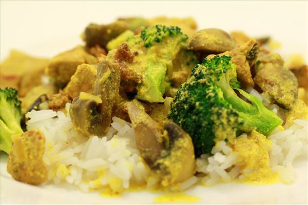Currytopf mit Reis und Bacon