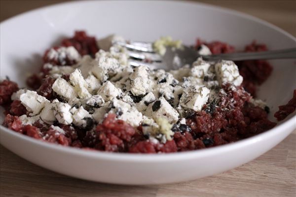 Griechische Hacksteaks mit Wurzelgemüse