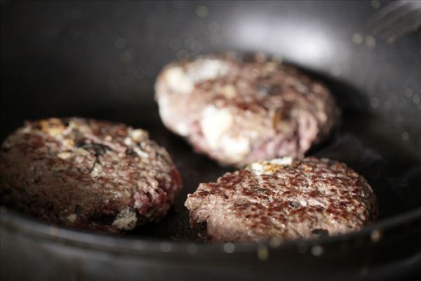 Griechische Hacksteaks mit Wurzelgemüse