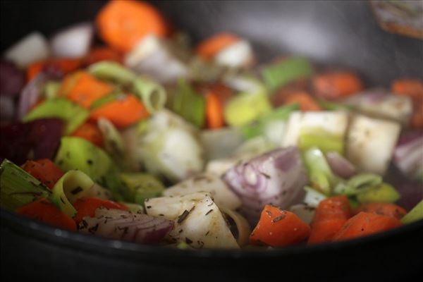 Griechische Hacksteaks mit Wurzelgemüse