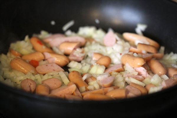 Reisgericht mit Paprika und Cocktailwürstchen