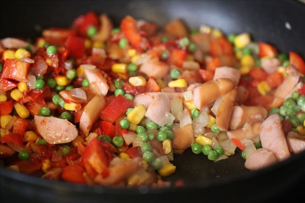 Reisgericht mit Paprika und Cocktailwürstchen