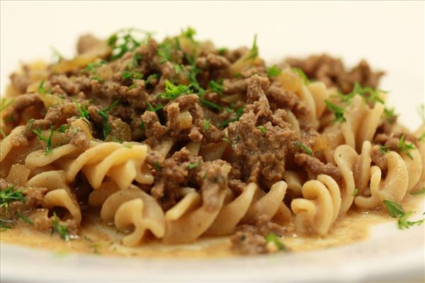 Rindfleischhaschee mit Pasta und Dill