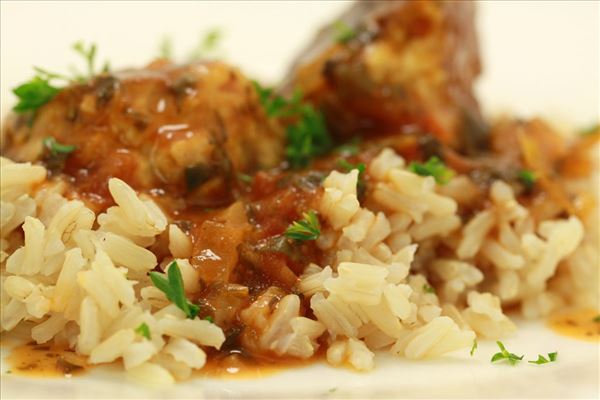 Geflügelbällchen in Tomaten-Spinat-Sauce mit Reis