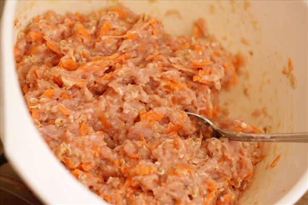 Geflügelbällchen in Tomaten-Spinat-Sauce mit Reis