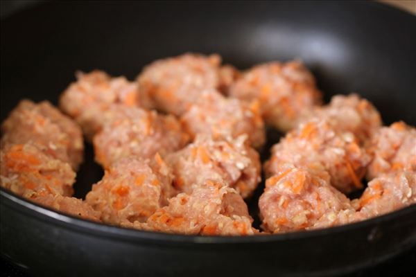 Geflügelbällchen in Tomaten-Spinat-Sauce mit Reis