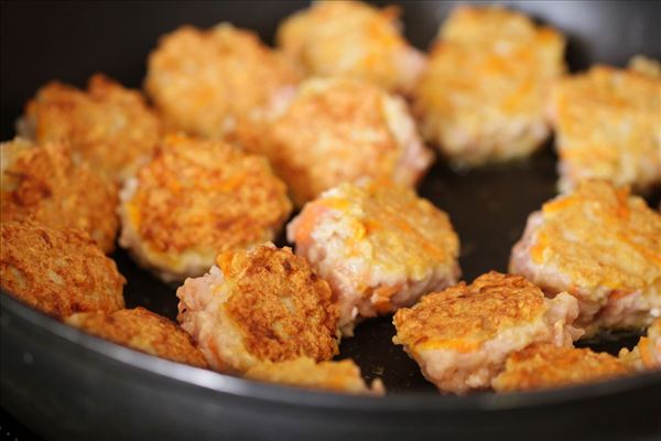 Geflügelbällchen in Tomaten-Spinat-Sauce mit Reis