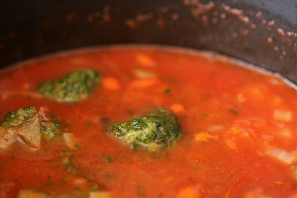 Geflügelbällchen in Tomaten-Spinat-Sauce mit Reis