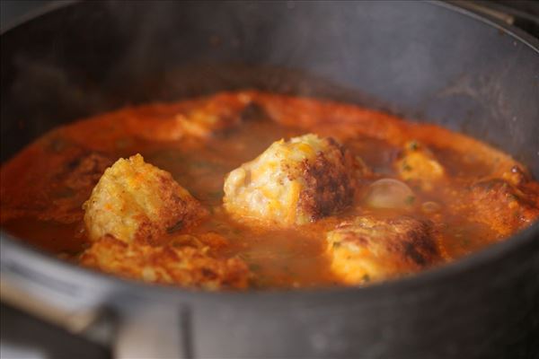 Geflügelbällchen in Tomaten-Spinat-Sauce mit Reis