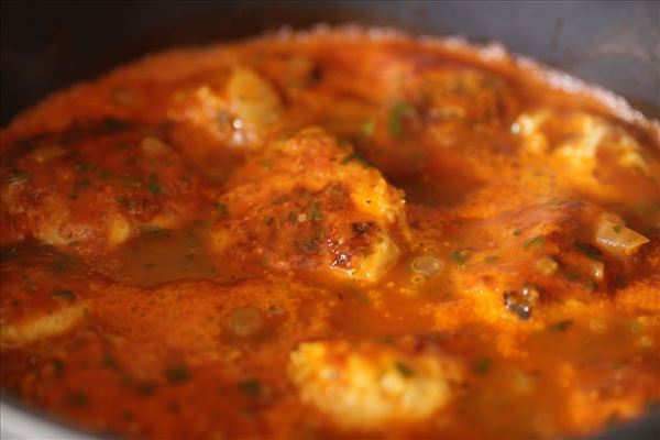 Geflügelbällchen in Tomaten-Spinat-Sauce mit Reis