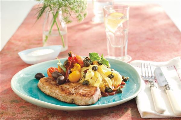 Schinkenschnitzel mit Tomaten und knusprigen Kapern